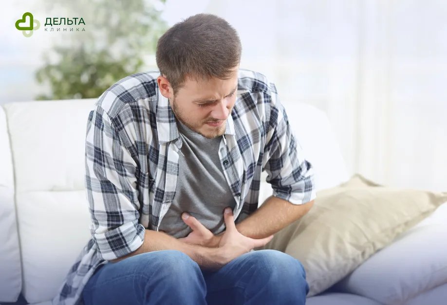 Мужчина держится за живот